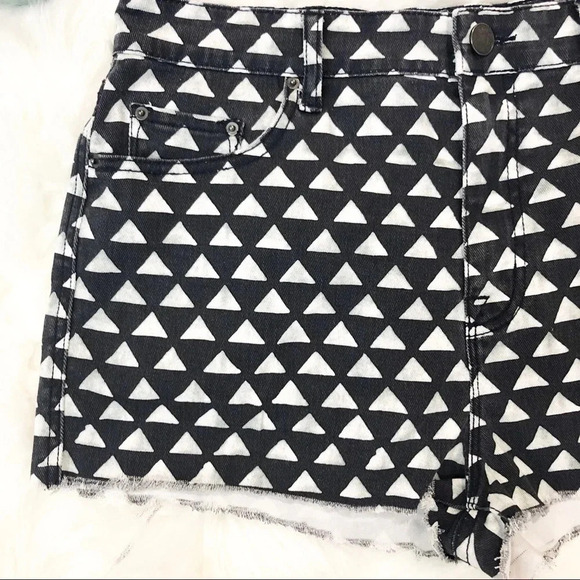 🍁 BDG High Waist Cutoff Triangle Geometric Shorts - Picture 4 of 8
